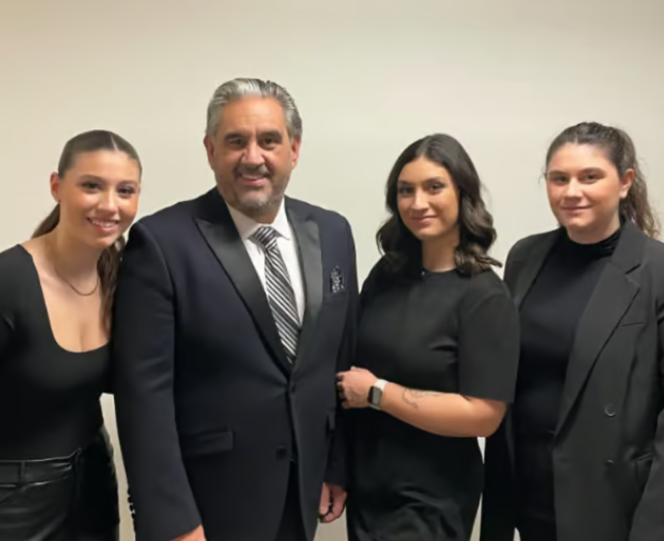Marc Hervieux publie une photo rare avec sa conjointe et ses filles, loin du Québec 3 Marc Hervieux publie une photo rare avec sa conjointe et ses filles, loin du Québec Capture decran 2025 01 05 153339 Marc Hervieux publie une photo rare avec sa conjointe et ses filles, loin du Québec