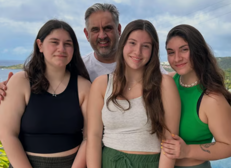 Marc Hervieux publie une photo rare avec sa conjointe et ses filles, loin du Québec 4 Marc Hervieux publie une photo rare avec sa conjointe et ses filles, loin du Québec Capture decran 2025 01 05 153355 Marc Hervieux publie une photo rare avec sa conjointe et ses filles, loin du Québec