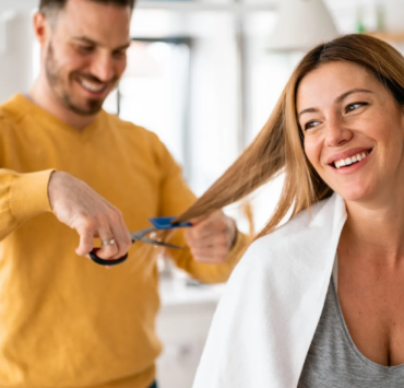 Cheveux après 50 ans : ces 4 coupes coiffures sont idéales pour rajeunir en 2025 selon un expert 2 Cheveux après 50 ans : ces 4 coupes coiffures sont idéales pour rajeunir en 2025 selon un expert Capture decran 2025 01 08 114524 Cheveux après 50 ans : ces 4 coupes coiffures sont idéales pour rajeunir en 2025 selon un expert