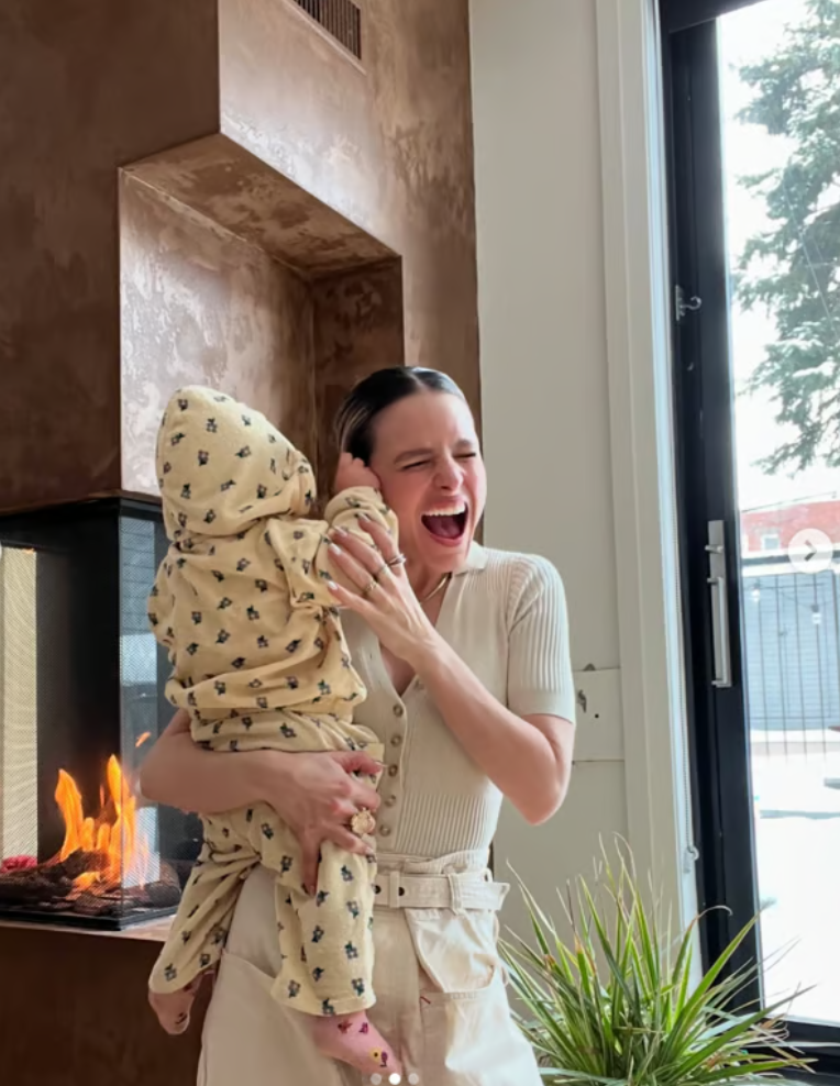 Capture decran 2025 01 15 111035 Une séance photo tourne à l'inconfort pour Sarah-Jeanne Labrosse à cause de bijoux et d'une petite curieuse