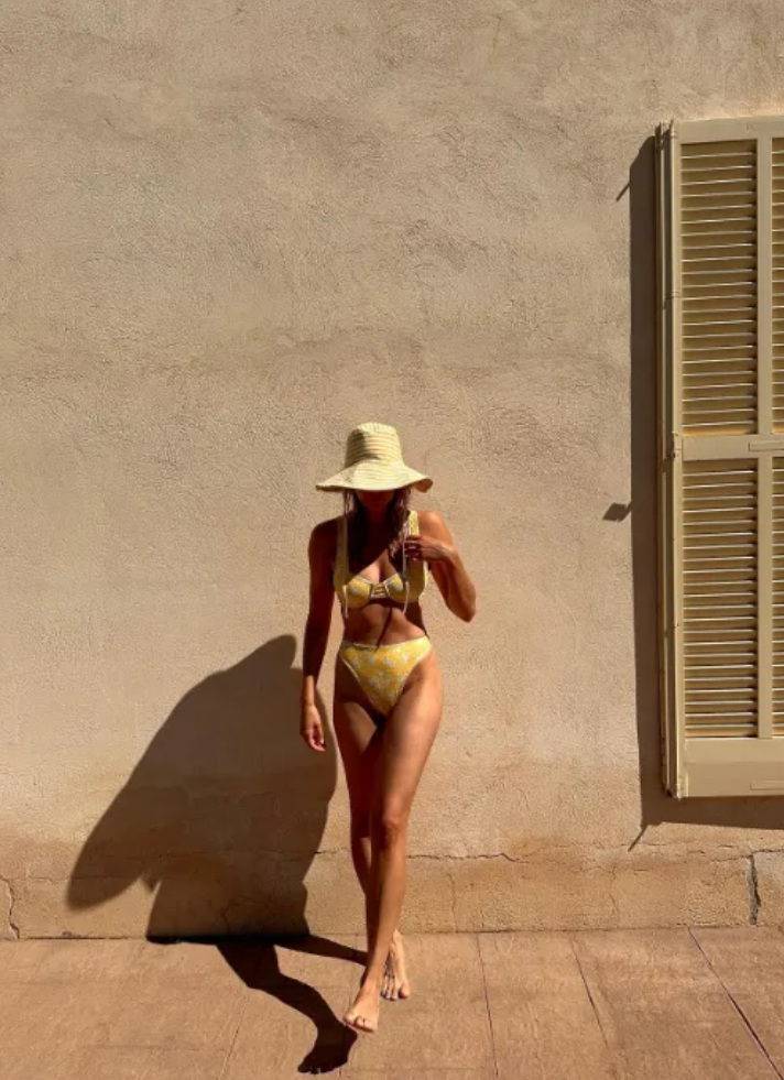 Capture decran 2025 01 18 145349 10 photos de Catherine St-Laurent qui éblouit en maillot de bain