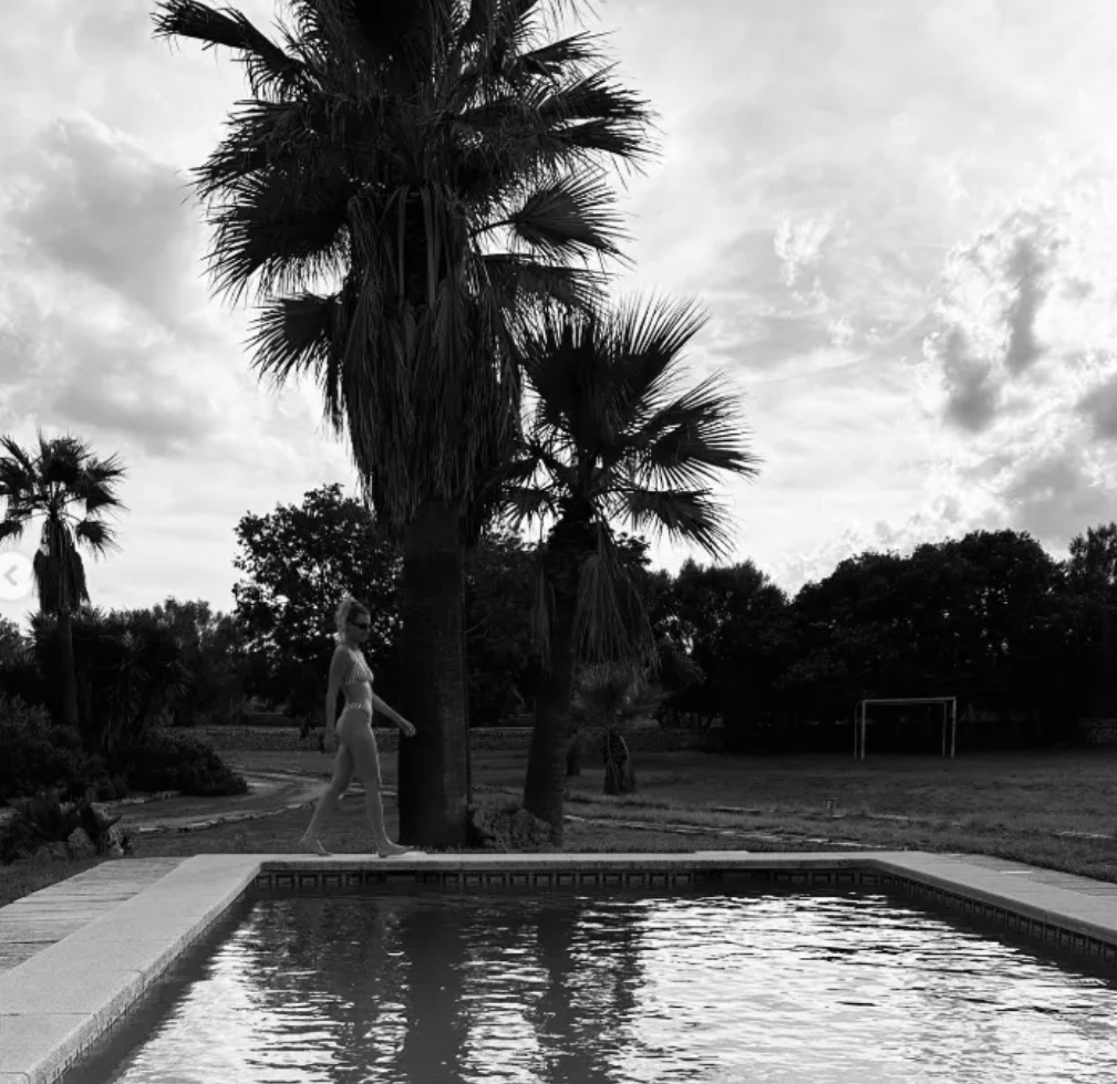 Capture decran 2025 01 18 145407 10 photos de Catherine St-Laurent qui éblouit en maillot de bain