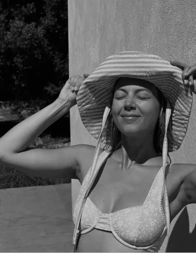 Capture decran 2025 01 18 145414 10 photos de Catherine St-Laurent qui éblouit en maillot de bain