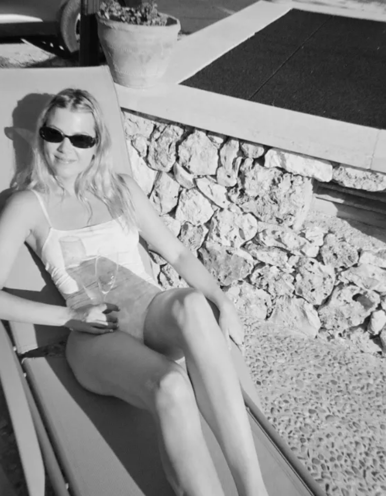 Capture decran 2025 01 18 145427 10 photos de Catherine St-Laurent qui éblouit en maillot de bain