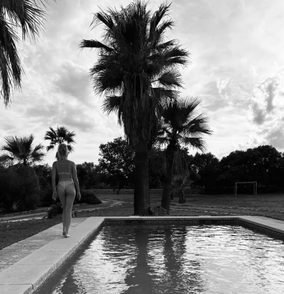 Capture decran 2025 01 18 145437 10 photos de Catherine St-Laurent qui éblouit en maillot de bain