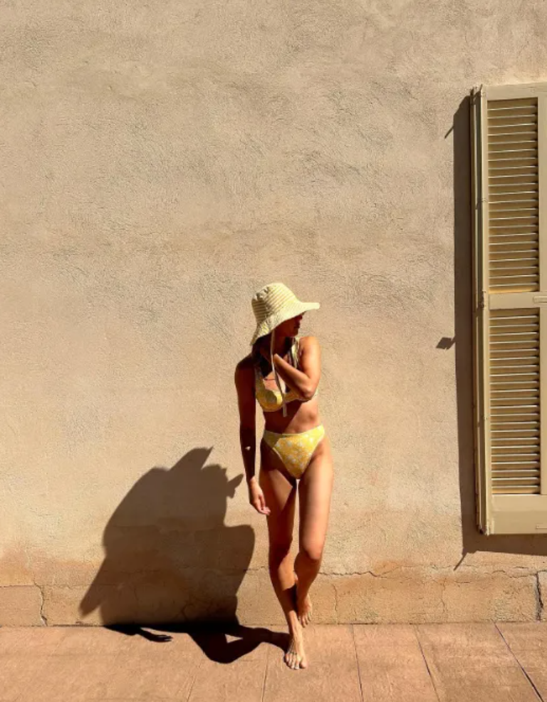 Capture decran 2025 01 18 145840 10 photos de Catherine St-Laurent qui éblouit en maillot de bain