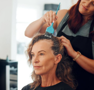 Coupe de cheveux 60 ans : voici la pire coloration “mémérisante”, à éviter selon un coiffeur 3 Coupe de cheveux 60 ans : voici la pire coloration “mémérisante”, à éviter selon un coiffeur Capture decran 2025 01 22 150159 Coupe de cheveux 60 ans : voici la pire coloration “mémérisante”, à éviter selon un coiffeur