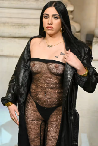 Capture decran 2025 01 30 101644 1 Lourdes Leon : encore plus audacieuse que sa mère, Madonna, elle ose le topless au défilé Saint Laurent
