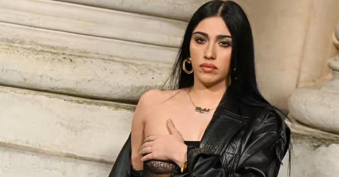 Capture decran 2025 01 30 101649 Lourdes Leon : encore plus audacieuse que sa mère, Madonna, elle ose le topless au défilé Saint Laurent