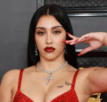Capture decran 2025 01 30 101933 Lourdes Leon : encore plus audacieuse que sa mère, Madonna, elle ose le topless au défilé Saint Laurent