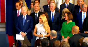 carrie 3 enhanced Carrie Underwood a traversé un moment extrêmement gênant lors de l'investiture de Donald Trump.