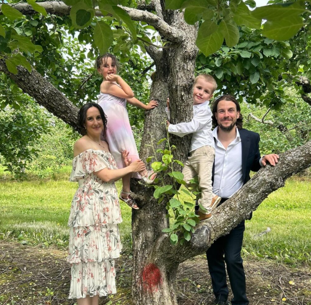 Un comédien d’Indéfendable vient de se marier avec sa blonde connue et partage toutes les photos 3 Un comédien d’Indéfendable vient de se marier avec sa blonde connue et partage toutes les photos Capture decran 2025 02 05 100654 Un comédien d’Indéfendable vient de se marier avec sa blonde connue et partage toutes les photos