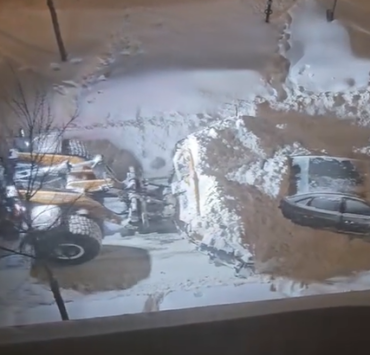 Vidéo virale à Montréal : Une voiture poussée par une chargeuse lors d'une tempête 3 Vidéo virale à Montréal : Une voiture poussée par une chargeuse lors d'une tempête Capture decran 2025 02 17 164523 Vidéo virale à Montréal : Une voiture poussée par une chargeuse lors d'une tempête