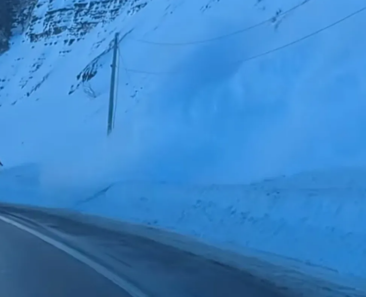 Capture decran 2025 02 21 125349 Des voitures prises sous une avalanche sur la route 132 en Gaspésie
