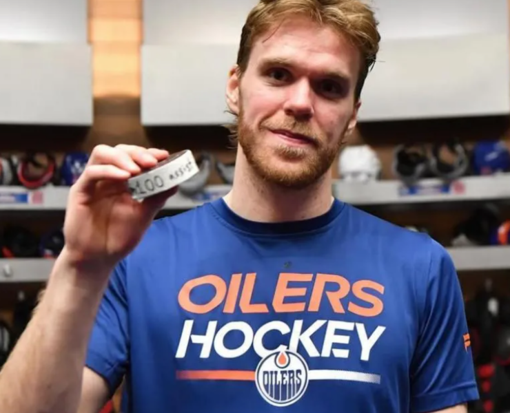 Capture decran 2025 02 21 185959 Une serveuse fond en larmes après avoir servi Connor McDavid et découvert son pourboire