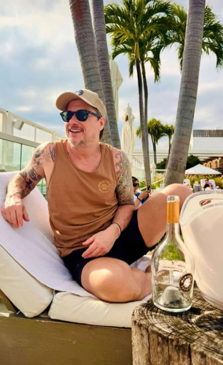 Capture decran 2025 02 22 085402 Stéphane Rousseau se détend sous le soleil loin du Québec