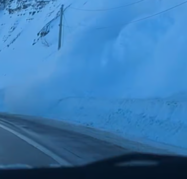 Voici des vidéos saisissantes de l'avalanche qui a frappé une route du Québec 2 Voici des vidéos saisissantes de l'avalanche qui a frappé une route du Québec Capture decran 2025 02 25 115958 Voici des vidéos saisissantes de l'avalanche qui a frappé une route du Québec