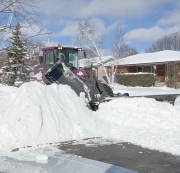 Alors que certains se plaignent des entrées bloquées, un internaute filme une technique qui fait jalouser partout au Canada! 3 Alors que certains se plaignent des entrées bloquées, un internaute filme une technique qui fait jalouser partout au Canada! Capture decran le 2025 02 17 a 08.30.52 Alors que certains se plaignent des entrées bloquées, un internaute filme une technique qui fait jalouser partout au Canada!