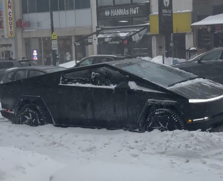 Capture decran le 2025 02 18 a 14.48.50 e1739908184498 Scène Hivernale Insolite à Montréal : Un Cybertruck Coincé Devient Viral