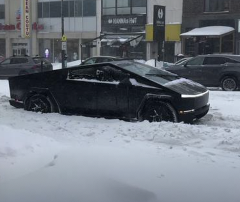 Capture decran le 2025 02 18 a 14.53.16 Scène Hivernale Insolite à Montréal : Un Cybertruck Coincé Devient Viral