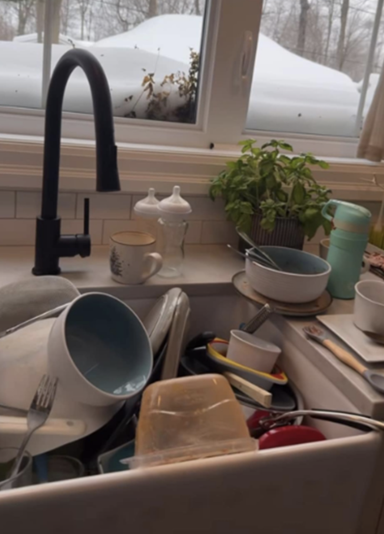 Marie-Eve Janvier dévoile son lavabo débordant de vaisselle et tous les parents peuvent s’y reconnaître ! 2 Marie-Eve Janvier dévoile son lavabo débordant de vaisselle et tous les parents peuvent s’y reconnaître ! Capture decran le 2025 02 24 a 13.25.27 Marie-Eve Janvier dévoile son lavabo débordant de vaisselle et tous les parents peuvent s’y reconnaître !