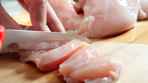 slicing chicken.jpg Comment bien trancher le poulet pour une cuisson uniforme