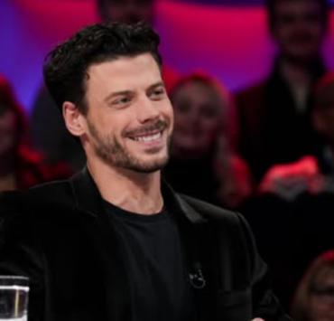 Capture decran 2025 03 03 165247 Après son passage à Tout le monde en parle, voici d’élégantes photos de François Arnaud et son conjoint
