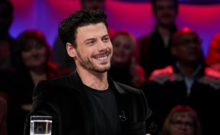Capture decran 2025 03 03 165247 Après son passage à Tout le monde en parle, voici d’élégantes photos de François Arnaud et son conjoint