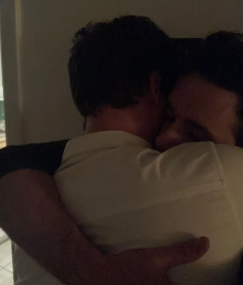 Capture decran 2025 03 03 165332 Après son passage à Tout le monde en parle, voici d’élégantes photos de François Arnaud et son conjoint