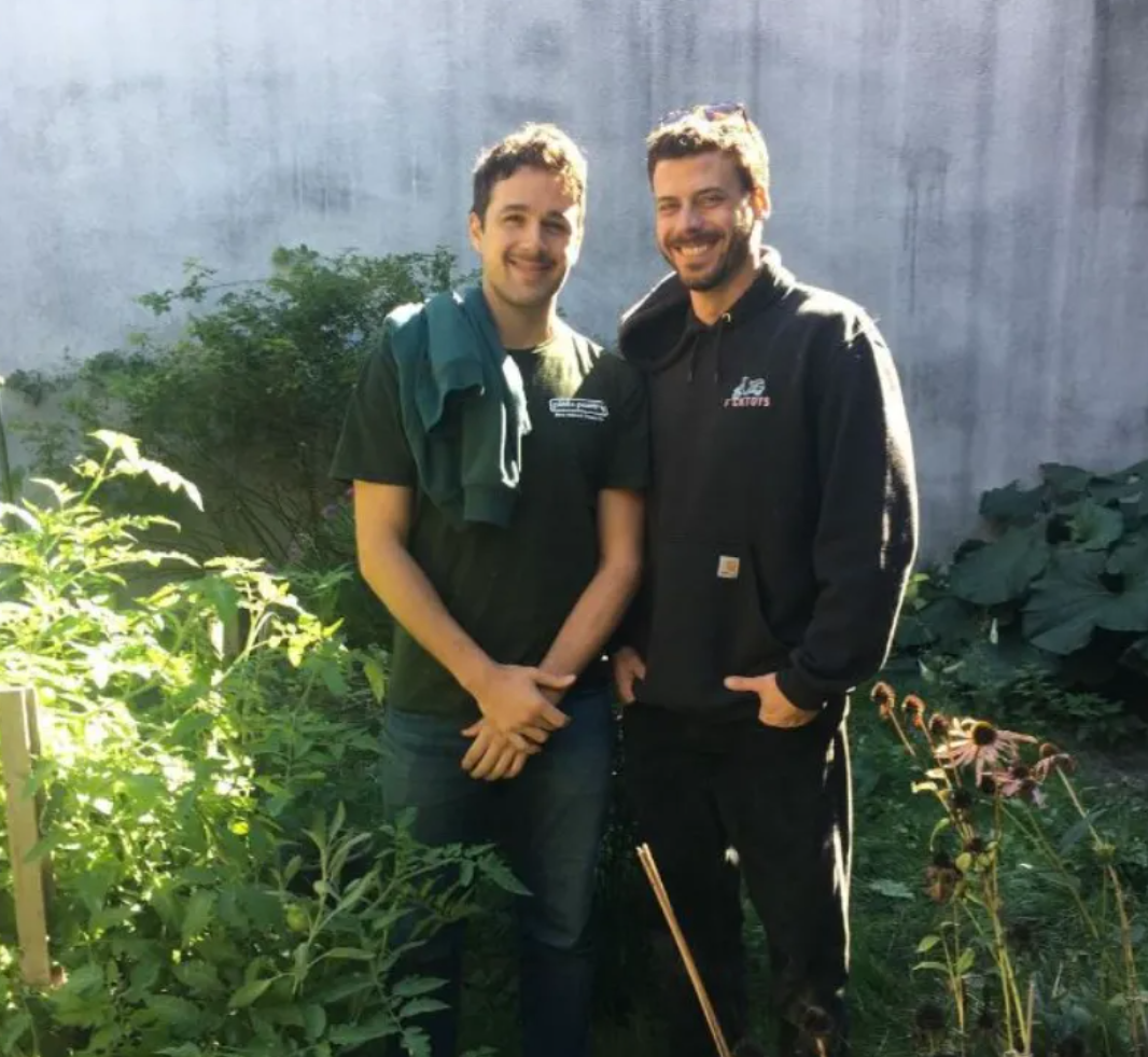 Capture decran 2025 03 03 165337 Après son passage à Tout le monde en parle, voici d’élégantes photos de François Arnaud et son conjoint