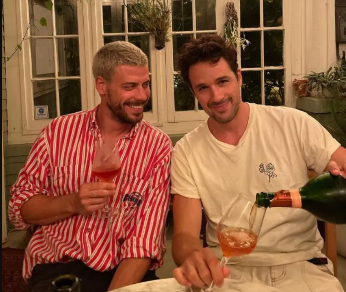 Capture decran 2025 03 03 165342 Après son passage à Tout le monde en parle, voici d’élégantes photos de François Arnaud et son conjoint