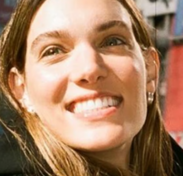 Capture decran 2025 03 08 122208 Charlotte Cardin est éblouissante dans une robe fendue, un look surprenant