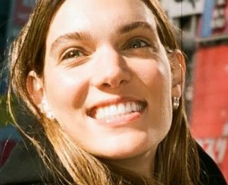 Capture decran 2025 03 08 122208 Charlotte Cardin est éblouissante dans une robe fendue, un look surprenant