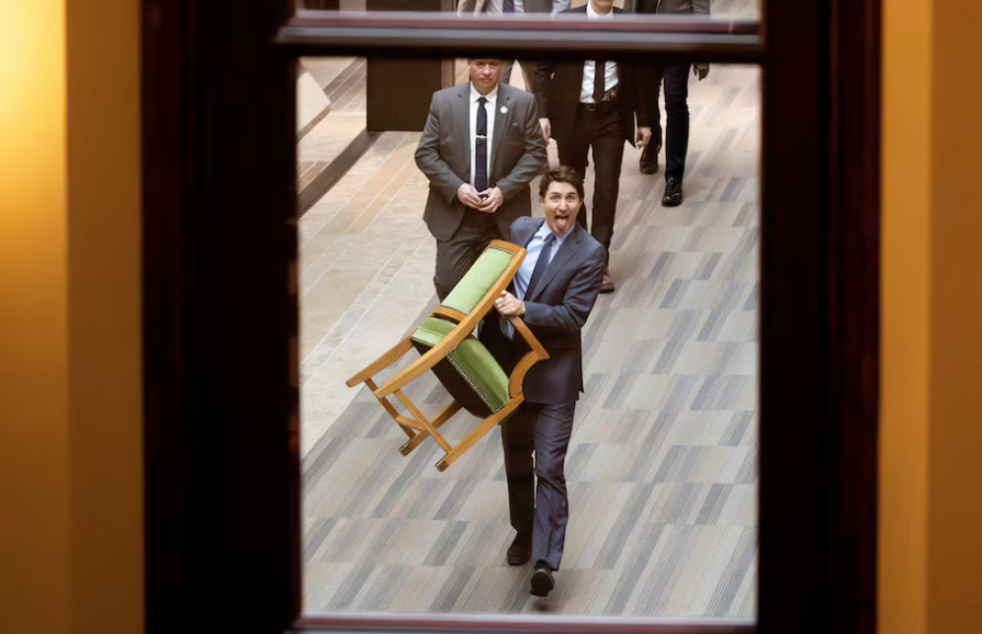 Justin Trudeau repart avec son fauteuil de la Chambre des communes et lance une dernière grimace à la caméra 2 Justin Trudeau repart avec son fauteuil de la Chambre des communes et lance une dernière grimace à la caméra Capture decran 2025 03 11 092534 1 Justin Trudeau repart avec son fauteuil de la Chambre des communes et lance une dernière grimace à la caméra