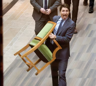 Justin Trudeau repart avec son fauteuil de la Chambre des communes et lance une dernière grimace à la caméra 4 Justin Trudeau repart avec son fauteuil de la Chambre des communes et lance une dernière grimace à la caméra Capture decran 2025 03 11 092534 e1741699728586 Justin Trudeau repart avec son fauteuil de la Chambre des communes et lance une dernière grimace à la caméra