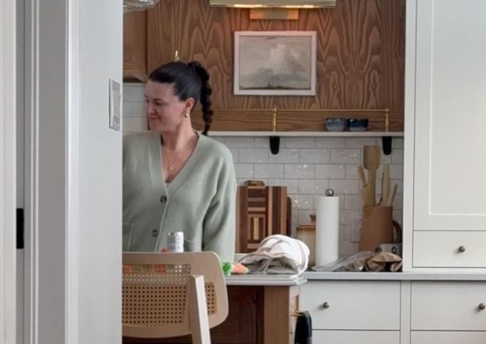 Marie-Ève Janvier danse joyeusement dans sa cuisine, filmée sans le savoir 1 Marie-Ève Janvier danse joyeusement dans sa cuisine, filmée sans le savoir Capture decran 2025 03 17 145405 Marie-Ève Janvier danse joyeusement dans sa cuisine, filmée sans le savoir