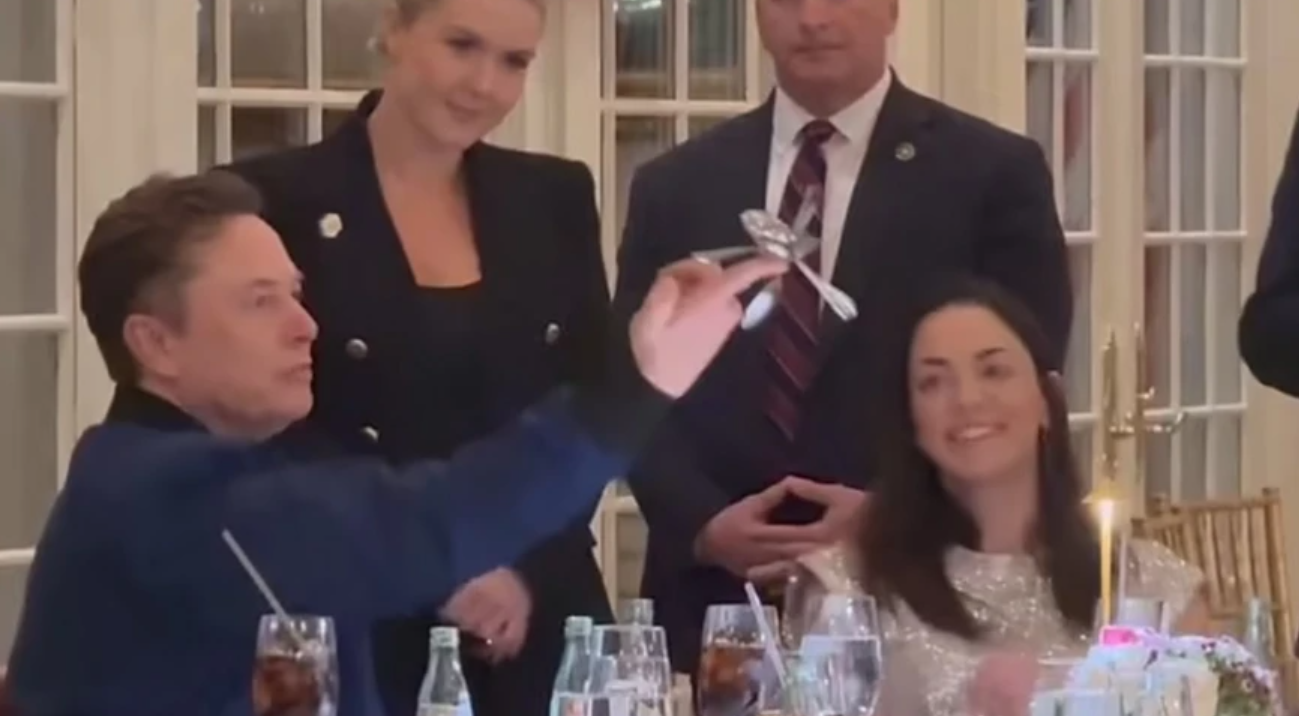 Elon Musk adopte un comportement étrange lors d’un souper avec Donald Trump 1 Elon Musk adopte un comportement étrange lors d’un souper avec Donald Trump Capture decran 2025 03 29 145407 Elon Musk adopte un comportement étrange lors d’un souper avec Donald Trump