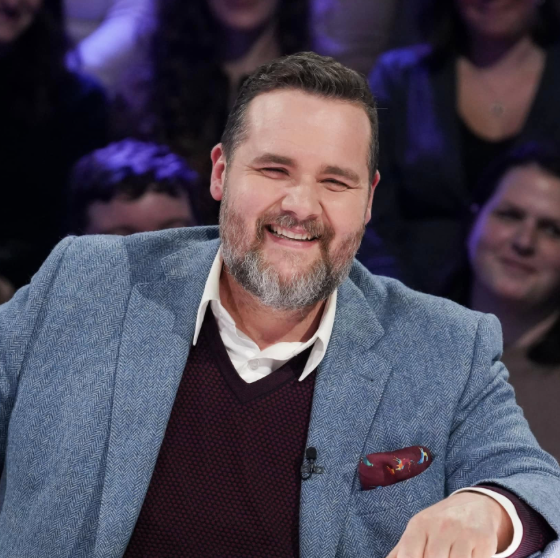 Antoine Bertrand en fou du roi : le public réagit à sa prestation à Tout le monde en parle 2 Antoine Bertrand en fou du roi : le public réagit à sa prestation à Tout le monde en parle Capture decran le 2025 03 10 a 09.58.12 Antoine Bertrand en fou du roi : le public réagit à sa prestation à Tout le monde en parle