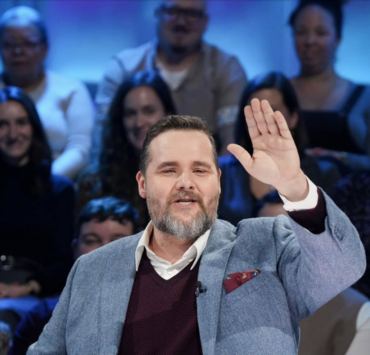 Capture decran le 2025 03 10 a 09.58.29 e1741615348184 Antoine Bertrand en fou du roi : le public réagit à sa prestation à Tout le monde en parle