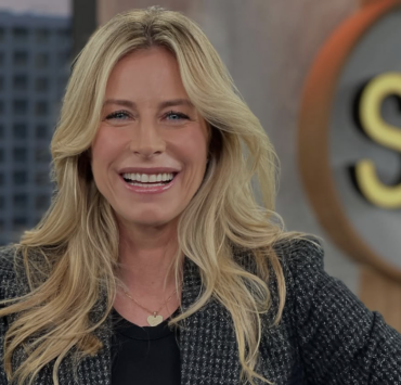 À 52 ans, Julie du Page rayonne dans une magnifique séance photo printanière 3 À 52 ans, Julie du Page rayonne dans une magnifique séance photo printanière Capture decran le 2025 03 21 a 11.47.43 e1742576116531 À 52 ans, Julie du Page rayonne dans une magnifique séance photo printanière