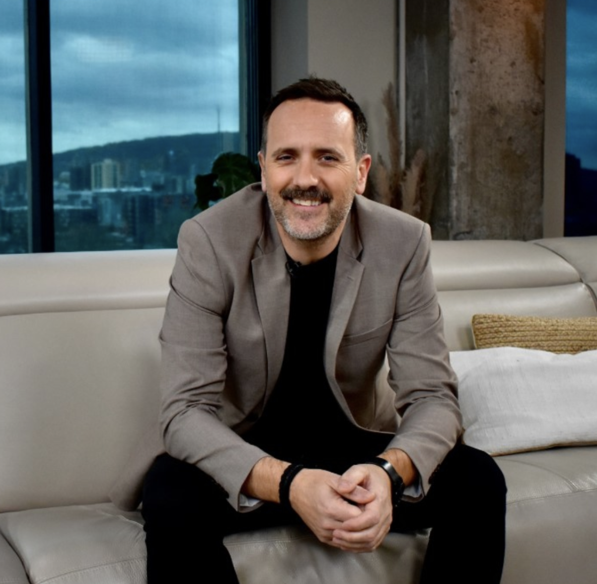 Départ surprise à Salut Bonjour : un animateur se lance dans une nouvelle carrière 2 Départ surprise à Salut Bonjour : un animateur se lance dans une nouvelle carrière Capture decran le 2025 03 24 a 13.58.17 Départ surprise à Salut Bonjour : un animateur se lance dans une nouvelle carrière