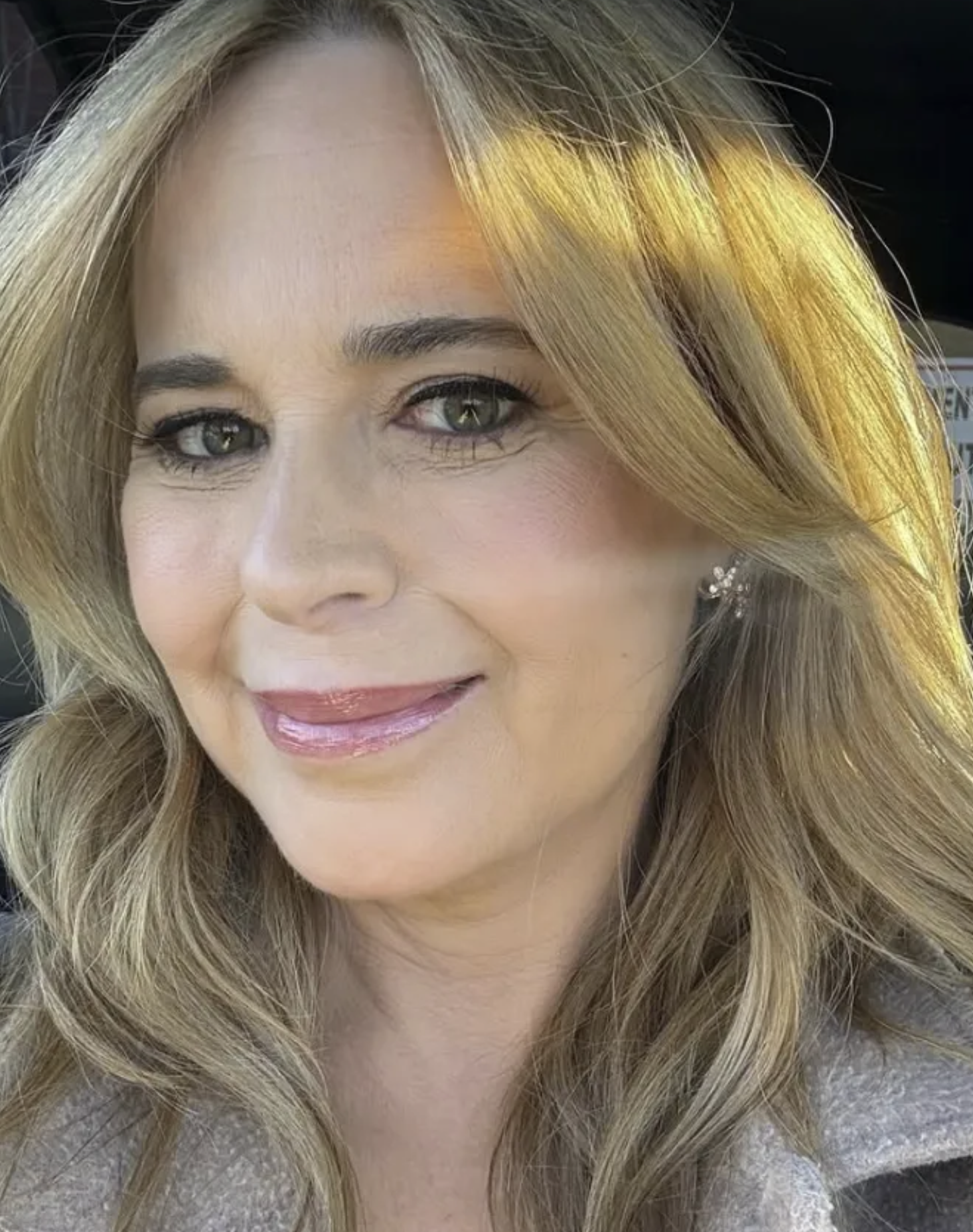 À 57 ans, Julie Snyder vole la vedette avec son look au Gala Les Olivier ! 3 À 57 ans, Julie Snyder vole la vedette avec son look au Gala Les Olivier ! Capture decran le 2025 03 25 a 10.33.13 À 57 ans, Julie Snyder vole la vedette avec son look au Gala Les Olivier !