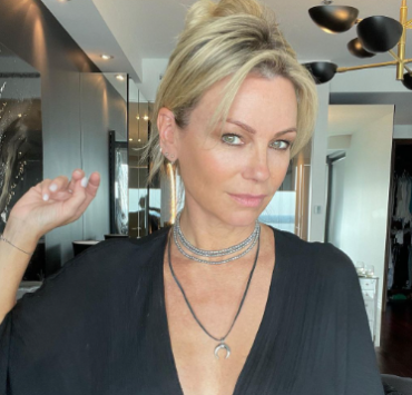 Capture decran 2025 04 05 122446 À 51 ans, Caroline Néron éblouit en maillot de bain durant ses vacances à l’étranger