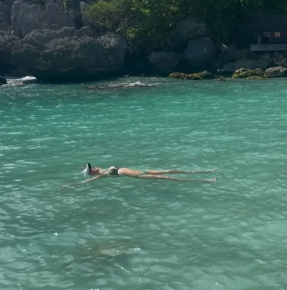 Capture decran 2025 04 05 122512 À 51 ans, Caroline Néron éblouit en maillot de bain durant ses vacances à l’étranger