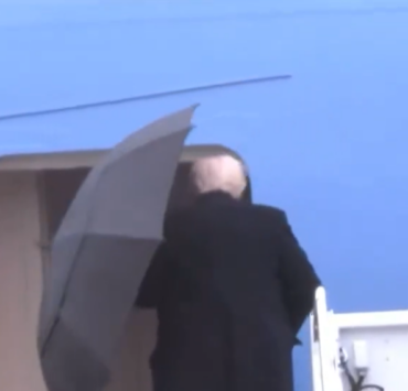 Incident embarrassant pour Donald Trump avant de monter dans Air Force One 2 Incident embarrassant pour Donald Trump avant de monter dans Air Force One Capture decran 2025 04 13 144838 Incident embarrassant pour Donald Trump avant de monter dans Air Force One