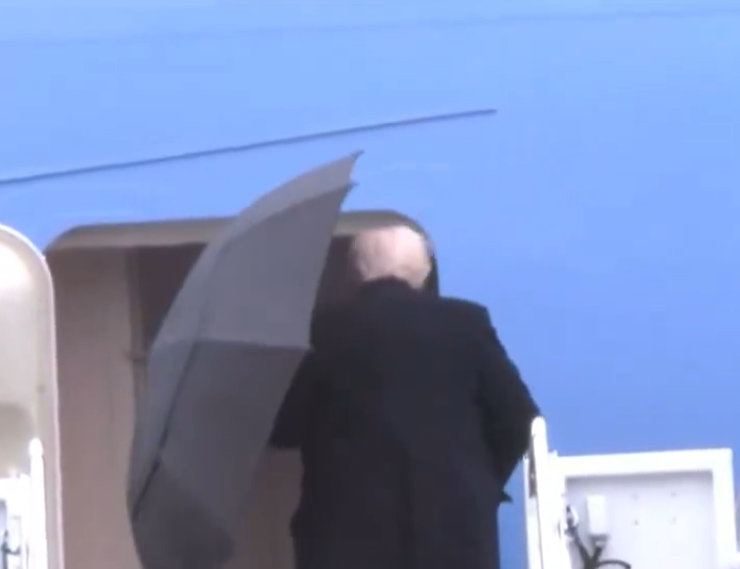 Capture decran 2025 04 13 144838 Incident embarrassant pour Donald Trump avant de monter dans Air Force One