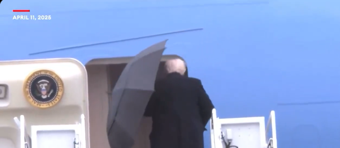 Incident embarrassant pour Donald Trump avant de monter dans Air Force One 1 Incident embarrassant pour Donald Trump avant de monter dans Air Force One Capture decran 2025 04 13 144838 Incident embarrassant pour Donald Trump avant de monter dans Air Force One