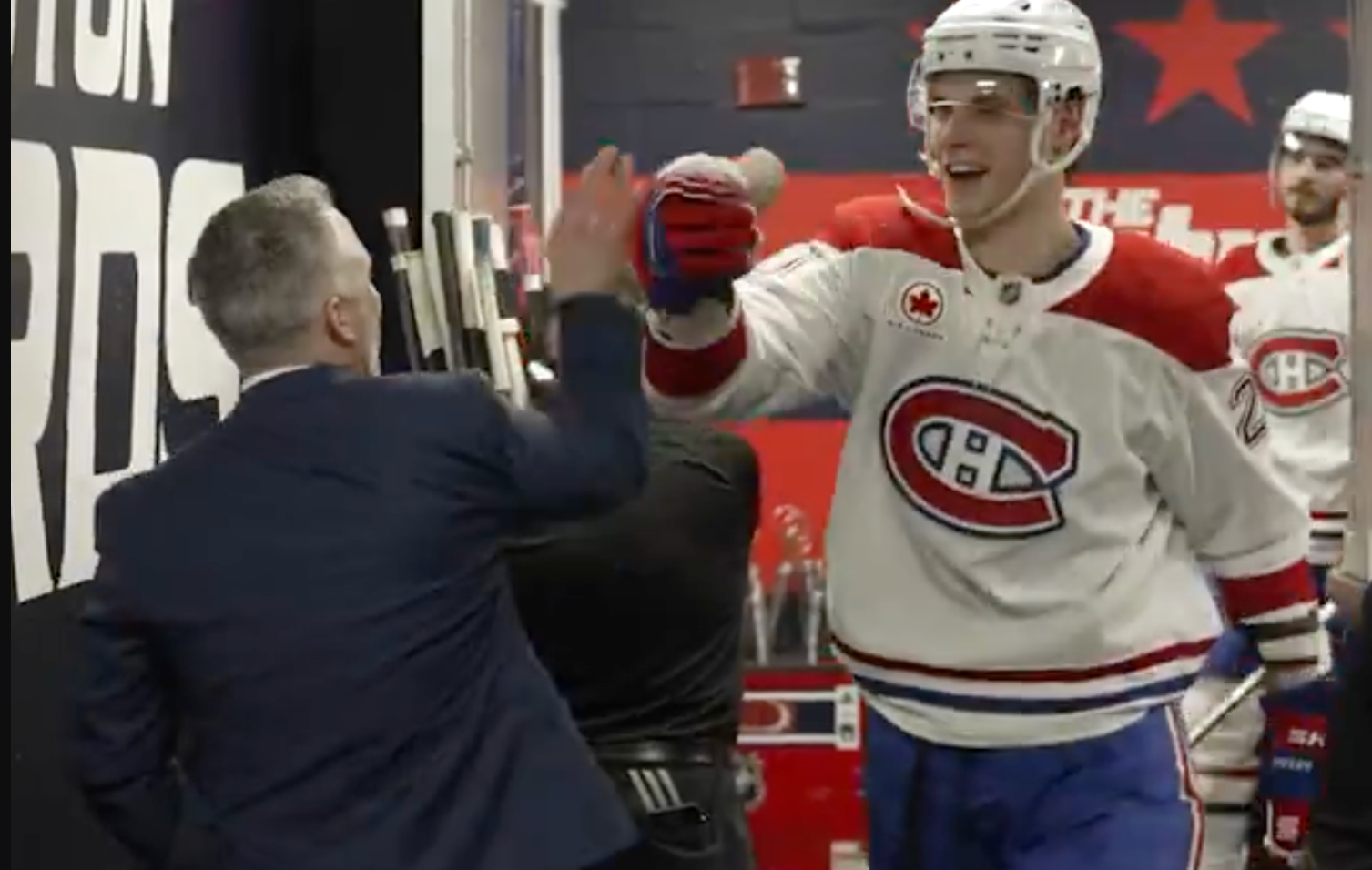 Les joueurs ont posé un geste touchant à l’endroit de Martin St. Louis après la victoire d’hier 1 Les joueurs ont posé un geste touchant à l’endroit de Martin St. Louis après la victoire d’hier Capture decran 2025 04 17 144231 Les joueurs ont posé un geste touchant à l’endroit de Martin St. Louis après la victoire d’hier
