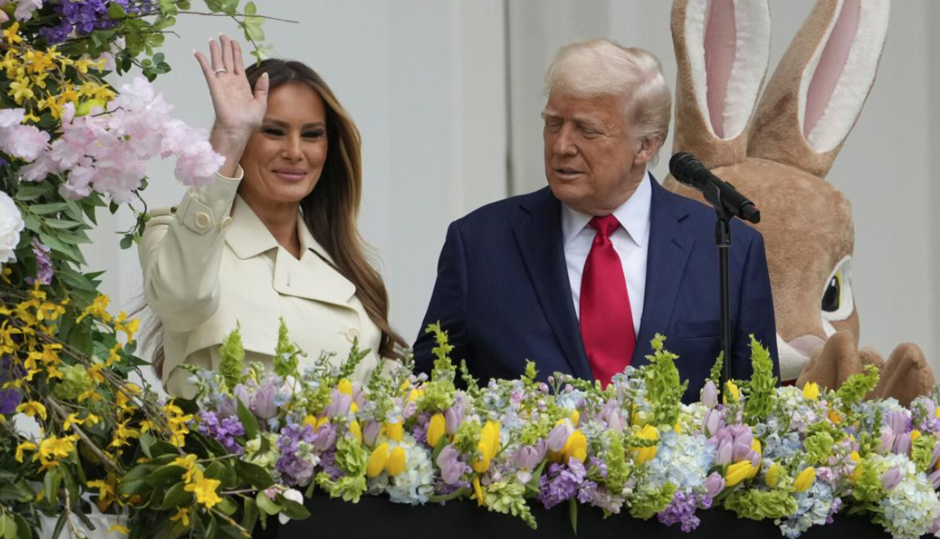 Un détail inattendu dans le manteau de Melania Trump fait réagir tout le Québec 1 Un détail inattendu dans le manteau de Melania Trump fait réagir tout le Québec Capture decran 2025 04 25 083551 e1745584612479 Un détail inattendu dans le manteau de Melania Trump fait réagir tout le Québec