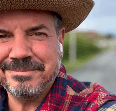 Charles Lafortune dévoile une rare photo avec ses parents pour souligner une fête marquante 4 Charles Lafortune dévoile une rare photo avec ses parents pour souligner une fête marquante Capture decran 2025 04 26 095341 Charles Lafortune dévoile une rare photo avec ses parents pour souligner une fête marquante